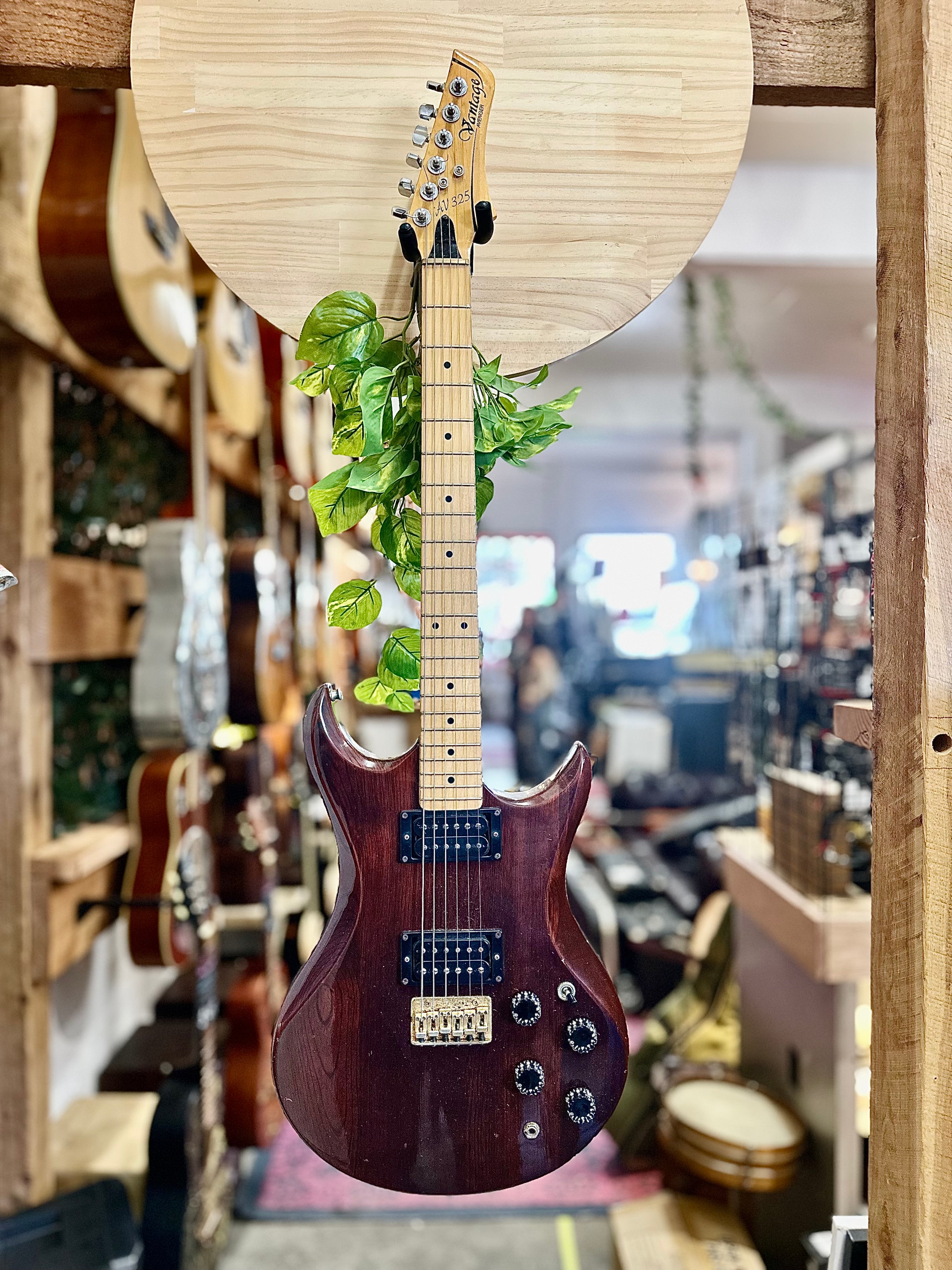 Vantage | AV325 | Gloss Walnut | MIJ | Pre-Loved Vantage | AV325 | Gloss Walnut | MIJ | Pre-Loved